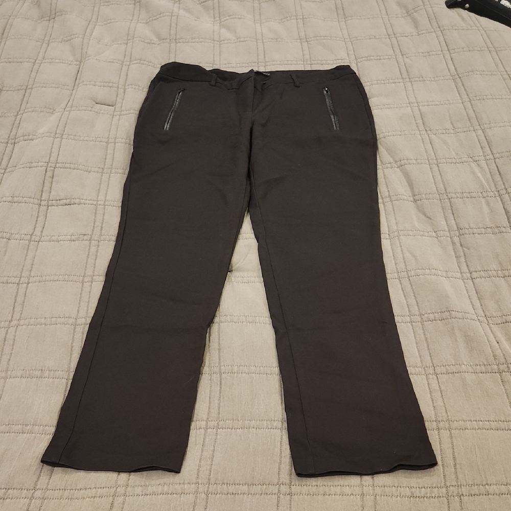Harve Benard Women's Black Cropped Pants Size 10!